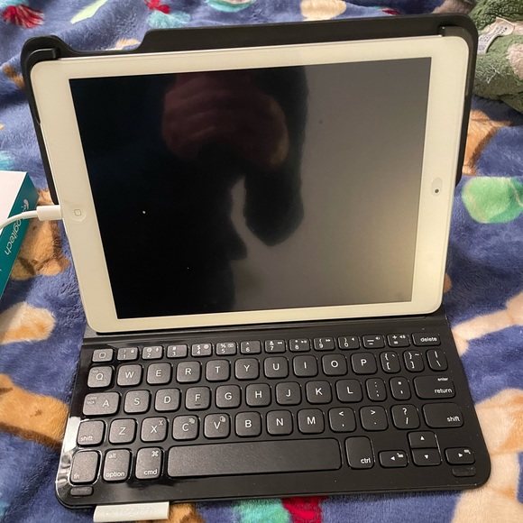 IPad Air 16 GB with Logitech keyboard folio - Picture 1 of 8